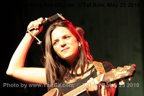 מאיה רוטמן בהופעה, בעצרת למען ילדי העובדים שאינם אזרחי ישראל, תל אביב 25.5.2010