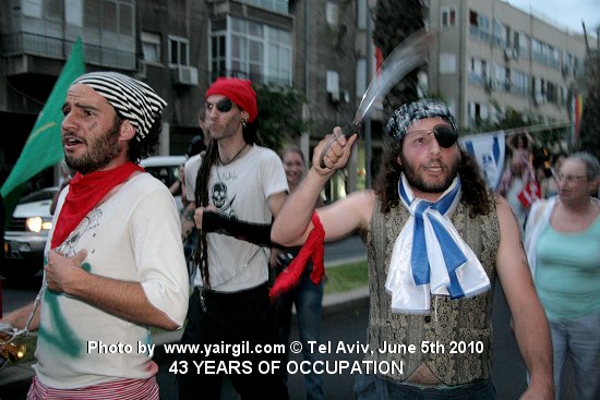 קומיקאי ארצנו מראים את הדרך. אם תרצו. הפגנת שלום עכשיו - 5.6.2010 מול מוזיאון תל אביב