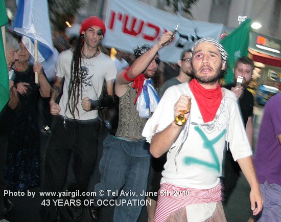 קומיקאים בפעולה. הפגנת שלום עכשיו - 5.6.2010 מול מוזיאון תל אביב