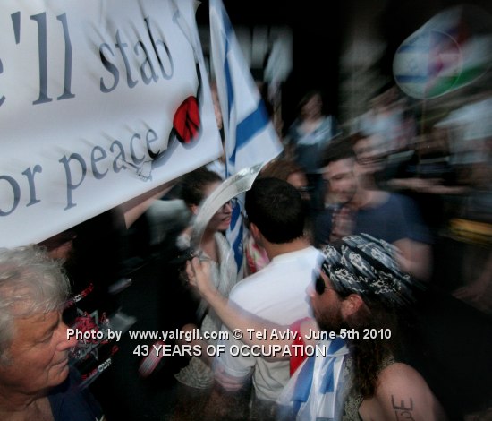 קומיקאים שמאלנים מתבטאים בהפגנת שלום עכשיו - 5.6.2010 מול מוזיאון תל אביב