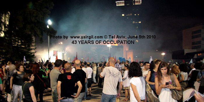 רינון עשן כחול נזרק בהפגנת שלום עכשיו - 5.6.2010 מול מוזיאון תל אביב. לא היו נפגעים