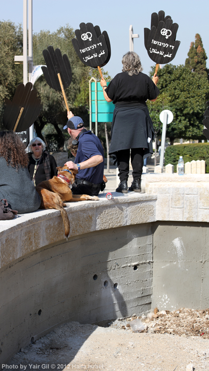 נשים בשחור - כיכר אונסקו לשלום וסובלנות, חיפה 2012