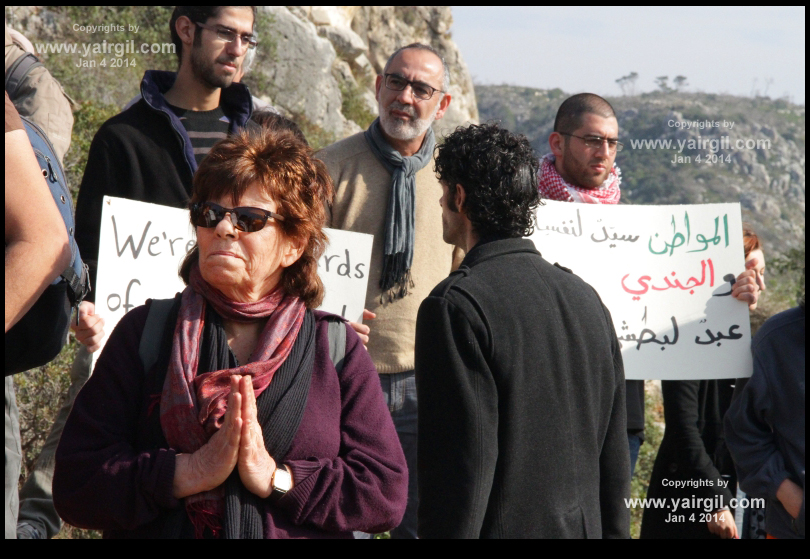 עדנה זריצקי על גבעת "יש גבול", מעל כלא שש במחאה על כליאת עומר סעד