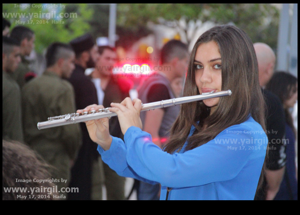 חלילנית - מופע סימולציה נגד גיוס לצה"ל מטעם חד"ש: האירוע התקיים ברחבה שליד ביה"ס ויצ"ו במושבה הגרמנית, בנוכחות כ 1000 משתתפים