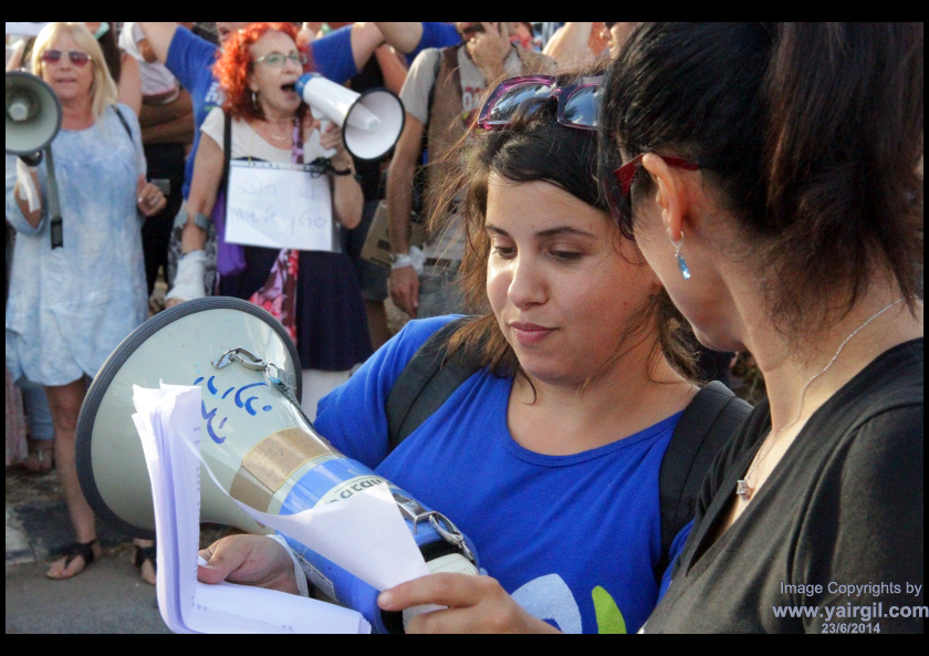 הפגנת הצפון. עו"ד אליס גולדמן עם מגפון. 23.6.2014