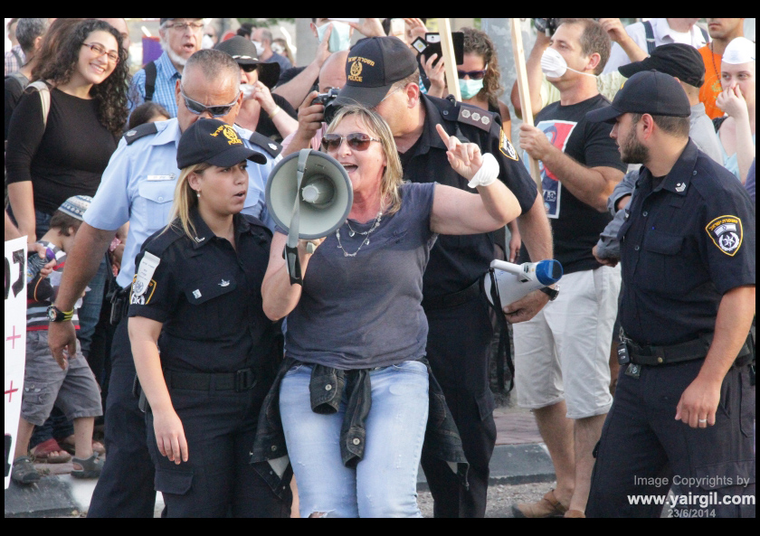 מעצר מפגין בהפגנה בחיפה 23.6.2014 חנה קופרמן, לב המפרץ, הפגנת הצפון.