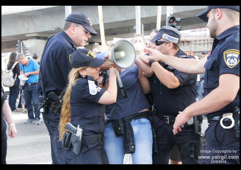 מעצר מפגינה בהפגנה בחיפה 23.6.2014 שוטרים רבים עוצרים