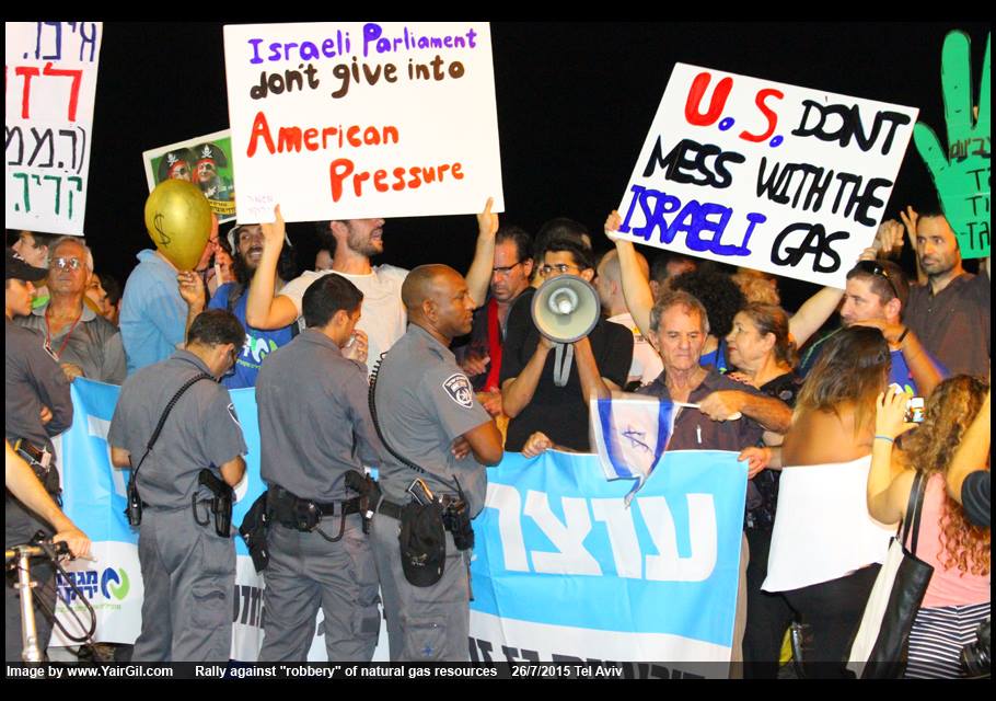 הפגנה נגד מתווה הגז; שומרים על המפגינים, מול השגרירות האמריקאית, תל אביב 26.7.2015