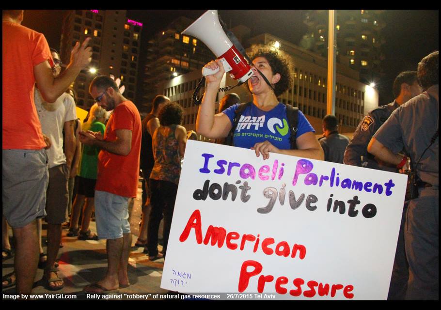 הפגנה נגד מתווה הגז; מיכל שוקרון מול השגרירות האמריקאית, תל אביב 26.7.2015