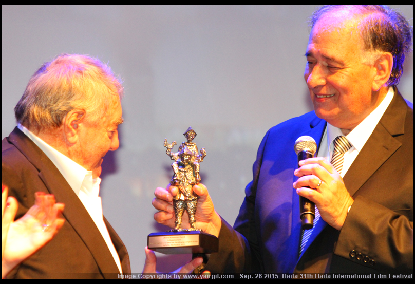 Claude Lanzman קלוד לנצמן - מקבל פסלון הוקרה, העתק מוקטן של יצירה של יוסל ברגנר