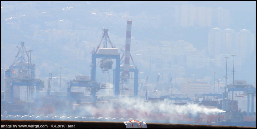 ספינת שירות של נמל חיפה מעלה עשן. ספינה מעשנת 2016