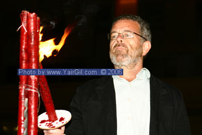 האמן דוד ריב מדליק משואת יום העצמאות החמישים ושמונה למדינת ישראל