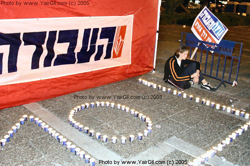נרות בכיכר רבין במלאת 10 שנים לרצח ראש הממשלה. תל אביב 2005