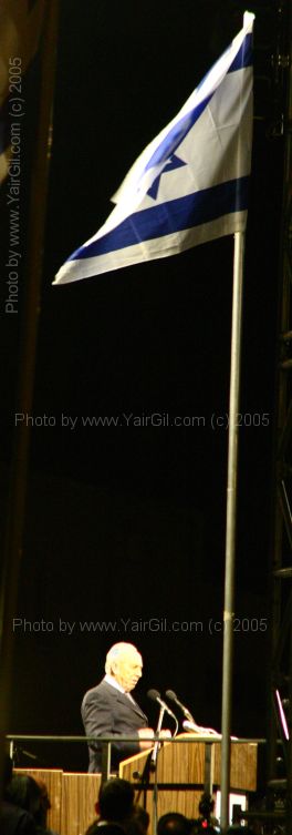 שימעון פרס בכיכר רבין במלאת 10 שנים לרצח. עצרת בכיכר בהשתתפות ביל קלינטון, 12 בנובמנבר 2005