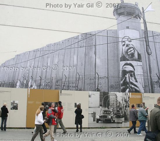 ברלין - צ'ק פוינט צארלי, סתיו 2007 Berlin, Checkpoint Charlie - - A JB Picture on the Wall? Seek peace and pursue it: Psalm 34:15: also in Hebrew  בקש שלום ורדפהו – תהילים !  