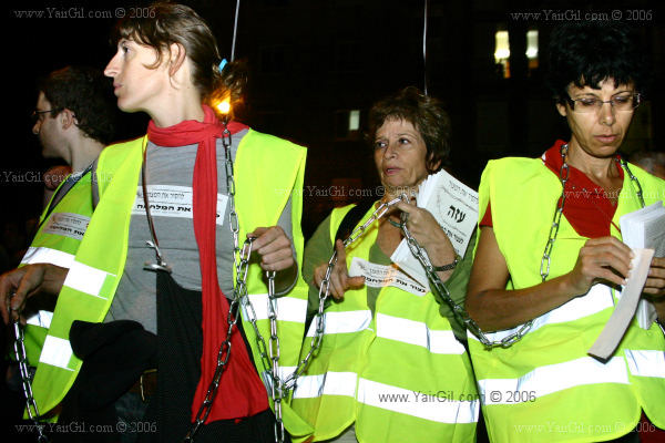 Women in chains at the commemoration rally marking 11 years to the assasination of PM Yitzhak Rabin, Tel Aviv, Nov. 4 2006. The chain protest launched a month of action against the siege on Gaza. משמאל, אראלה גרציאני Erella Grassiani..