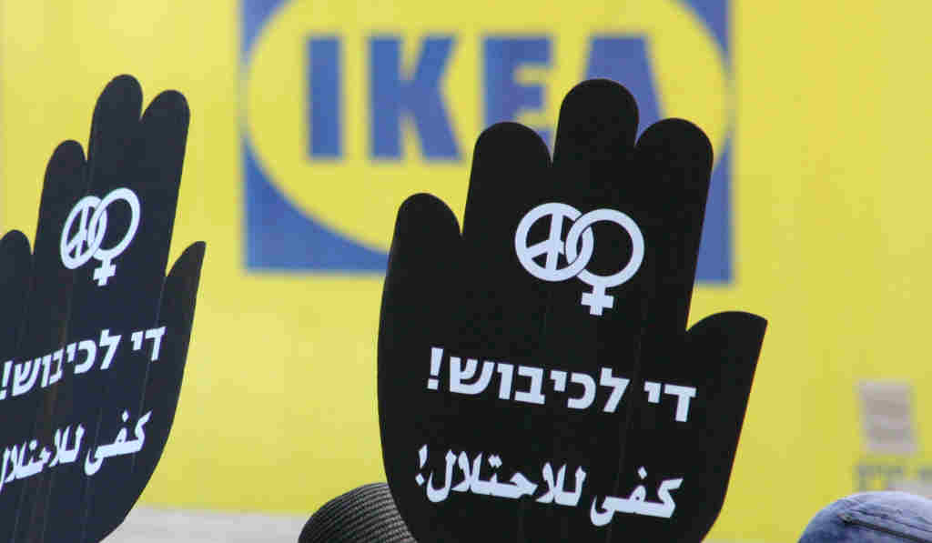די לכיבוש. ברקע משאית של איקאה. צילום יאיר גיל