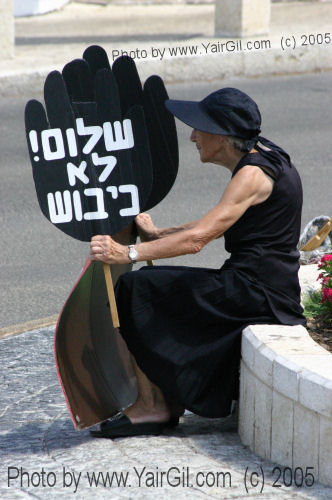 סטלה במשמרת נשים בשחור, אוגוסט 2005
