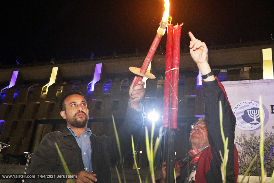 יאסר אבו ערישה מדליק משואה של יום העצמאות ה-73 מול משרד ראש הממשלה 