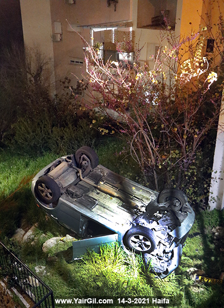 מכונית שנפלה לחצר בחיפה