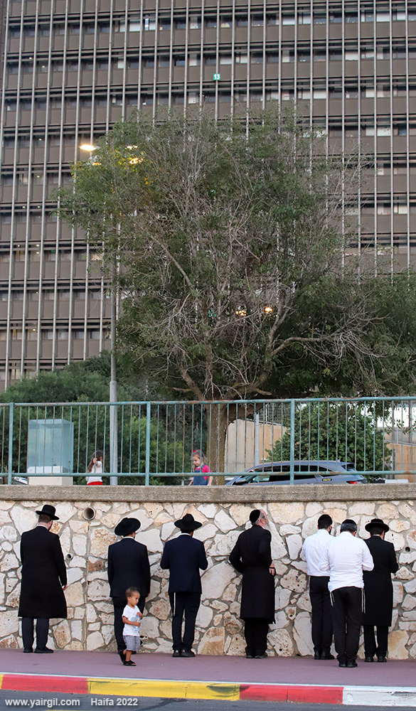 תפילה מול מגדל אשכול. בין הזמנים באוניברסיטת חיפה