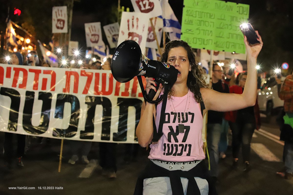 עו"ד רותם פרחי-פרלמן מובילה את ההפגנה