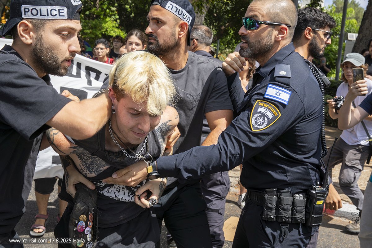 הפגנת התמיכה בסרבנית הגיוס יונה רוזמן סמוך ללשכת הגיוס בחיפה הפכה למופע התנגדות 