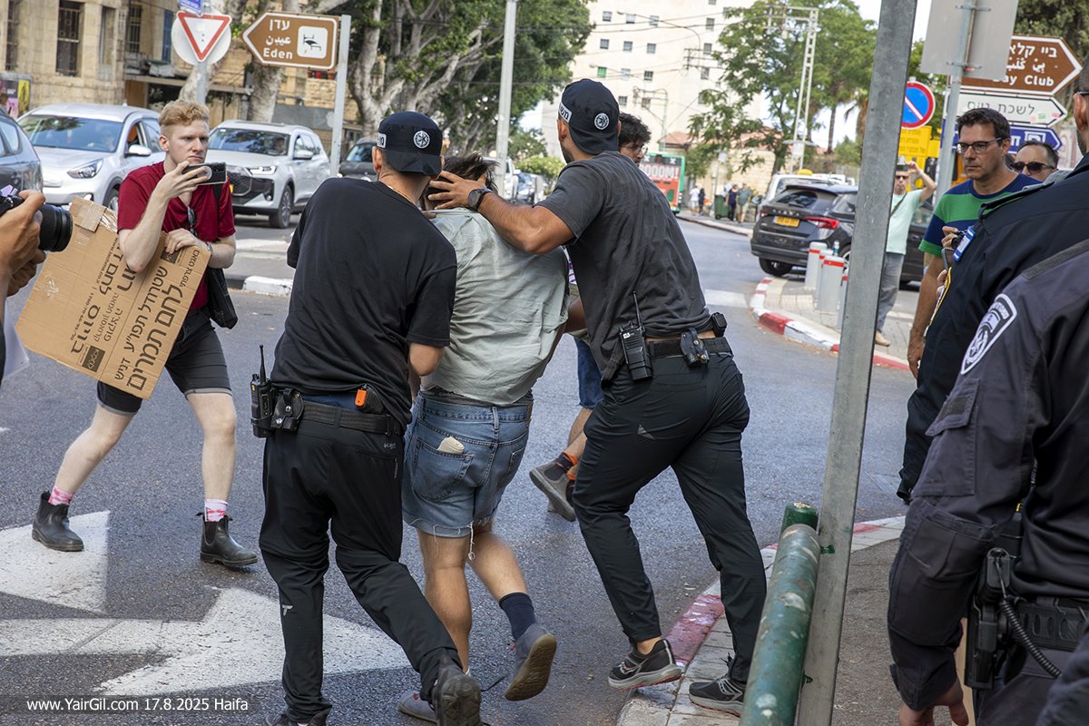 הפגנת התמיכה בסרבנית הגיוס יונה רוזמן סמוך ללשכת הגיוס בחיפה הפכה למופע התנגדות של עשרות רבות, למעשי מדינת ישראל ברצועת עזה, וקריאות לסרבנות; 