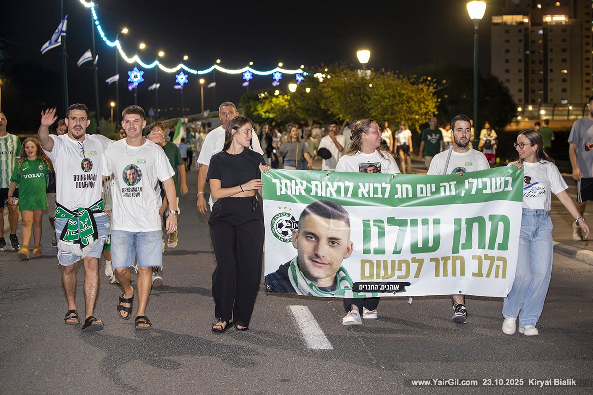 המונים הגיעו לחגוג את שובו של מתן אנגרסט לביתו בקריית ביאליק לאחר שיחרורו 