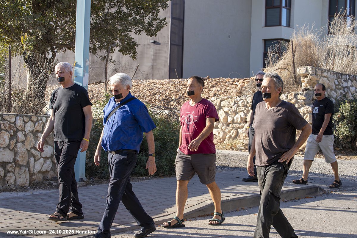 זעם ההשתקה - משמרת מחאה סביב הבית של השר שיקלי בחנתון 24.10.2025, עם סרט דביק על הפה, בעמידה שקטה, ובצעדה מתונה ברחובות הסמוכים וכל זאת בעקבות ארועי ההשתקה החמורים האחרונים, ושבהם נעצרו שניים, שרק היו ליד בית שיקלי, הוחלט להעמיד מיצב, שרשרת אנושית עם מאסקינגטייפ שחור על הפה ובכך להביע זעם על ההשתקה. שתי ניידות משטרה נזעקו לאירוע והתבוננו במתרחש.