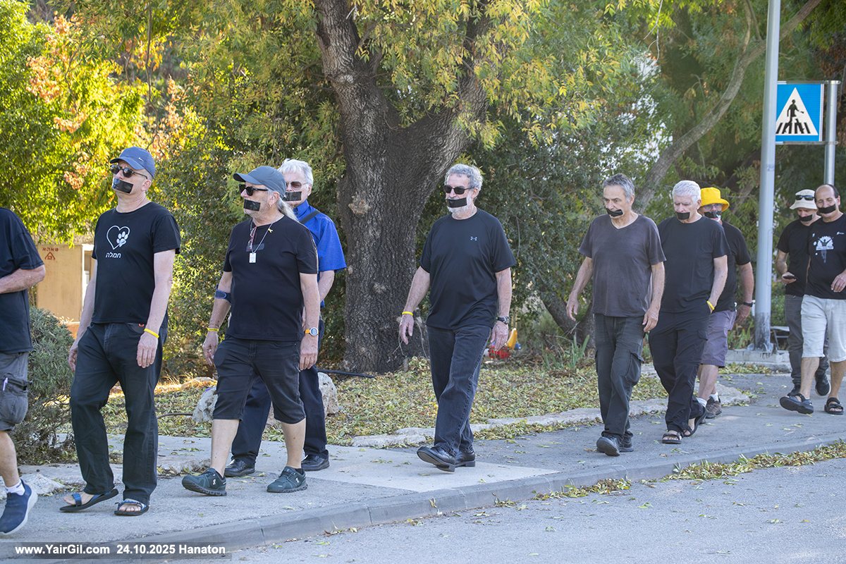 מחאה מול בית השר שיקלי - משמרת מחאה סביב הבית של השר שיקלי בחנתון 24.10.2025, עם סרט דביק על הפה, בעמידה שקטה, ובצעדה מתונה ברחובות הסמוכים וכל זאת בעקבות ארועי ההשתקה החמורים האחרונים, ושבהם נעצרו שניים, שרק היו ליד בית שיקלי, הוחלט להעמיד מיצב, שרשרת אנושית עם מאסקינגטייפ שחור על הפה ובכך להביע זעם על ההשתקה. שתי ניידות משטרה נזעקו לאירוע והתבוננו במתרחש.