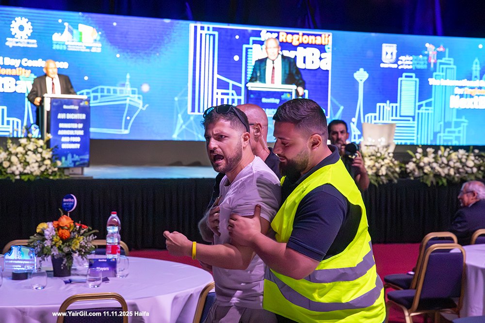 ועידת המפרץ הבינלאומית לאזוריות 2025, חיפה 11.11.2025 - מחאה מול שר החקלאות וביטחון המזון אבי דיכטר