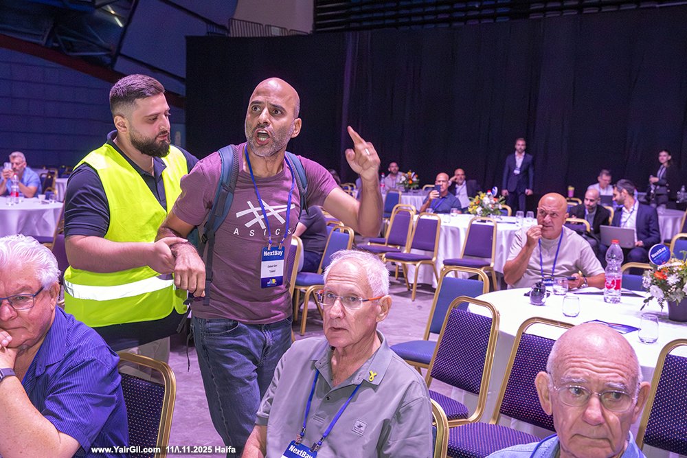 מחאה מול השרה להגנת הסביבה עדית סילמן 11.11.2025 - מרכז הקונגרסים, חיפה