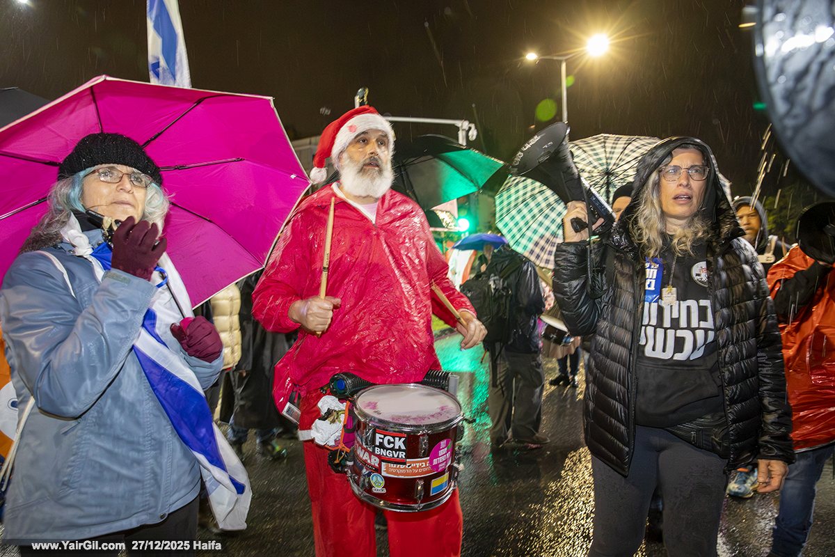ההפגנה נגד ראש הממשלה הנאשם בפלילים בנימין נתניהו וממשלתו הבעייתית 27-12-2025 צומת מרכז חורב, חיפה