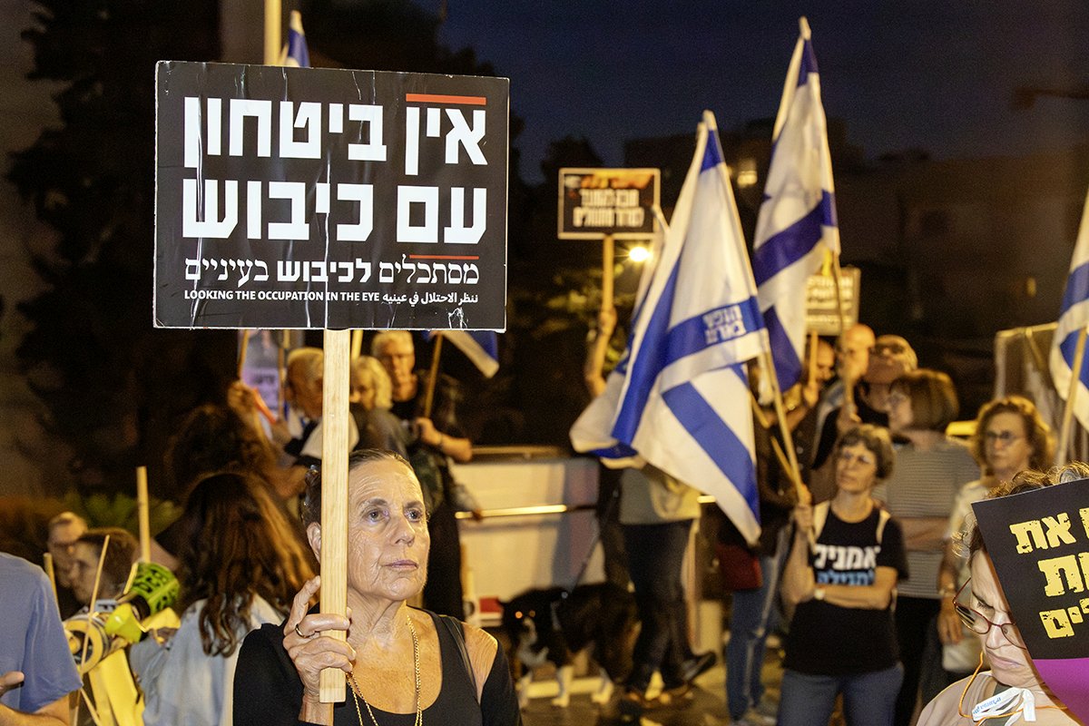 על השלט כתוב: " אין ביטחון עם כיבוש"; המחאה נגד ראש הממשלה ונגד ממשלתו: מרכז חורב, חיפה 13.6.2026