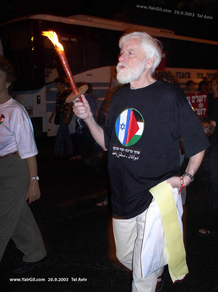 אורי אבנרי, לשעבר חבר כנסת ועורך 'העולם הזה', בהפגנה בעד השלום עם שכננו, 20-9-2003; ככר רבין, תל אביב