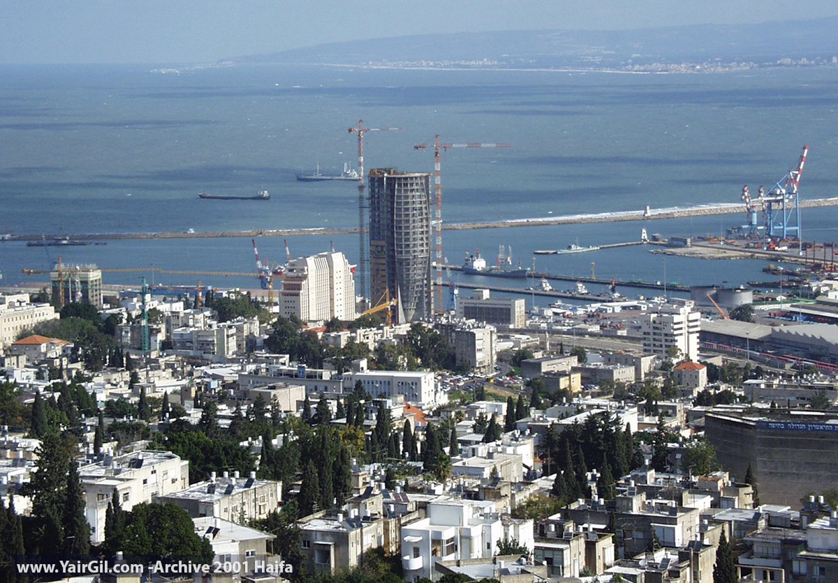 חיפה עם בניין המפרש ההולך ונבנה - חורף 2001 - מצולם מאורט חנה סנש