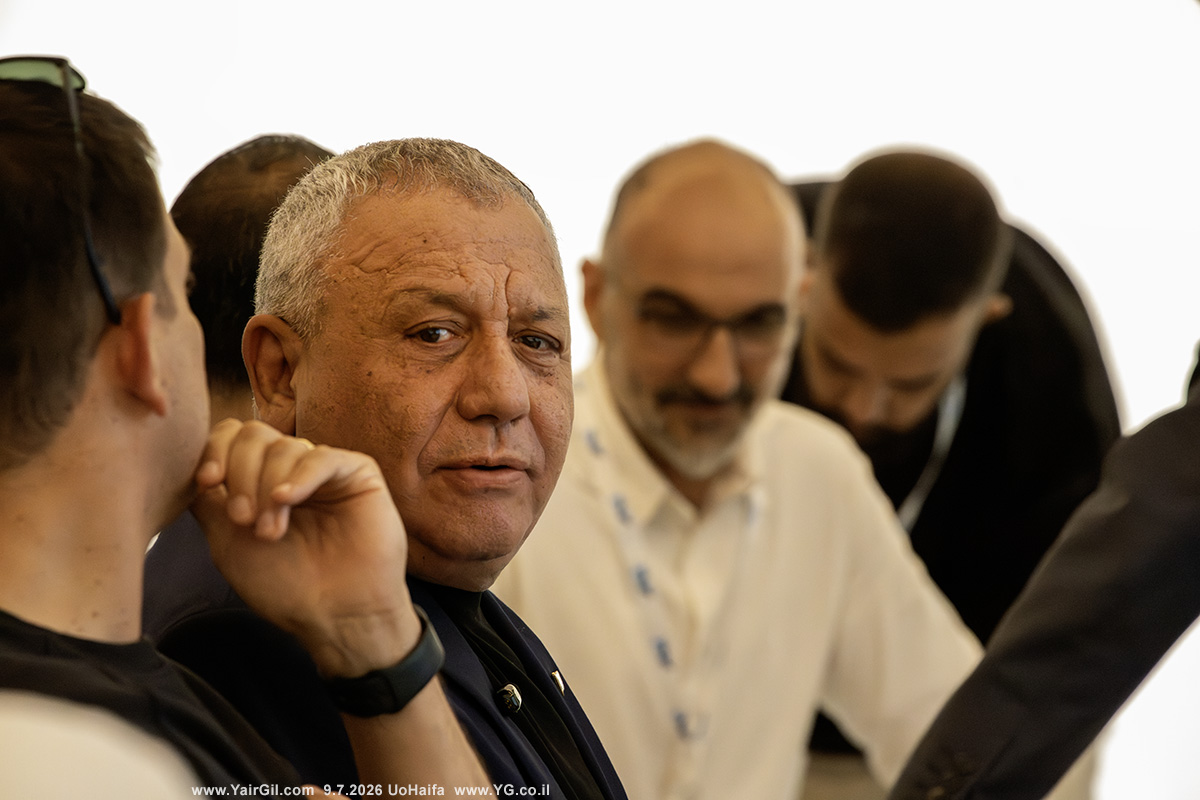 הרמטכ׳׳ל לשעבר גדי איזנקוט, יו׳׳ר מפלגת ישר (משמאל) בכנס "הזדמנות של פעם בגליל" של בית הספר למדעי המדינה שהתקיים בקומה ה-30 במגדל אשכול באוניברסיטת חיפה.      [או אה מיזה בא?]