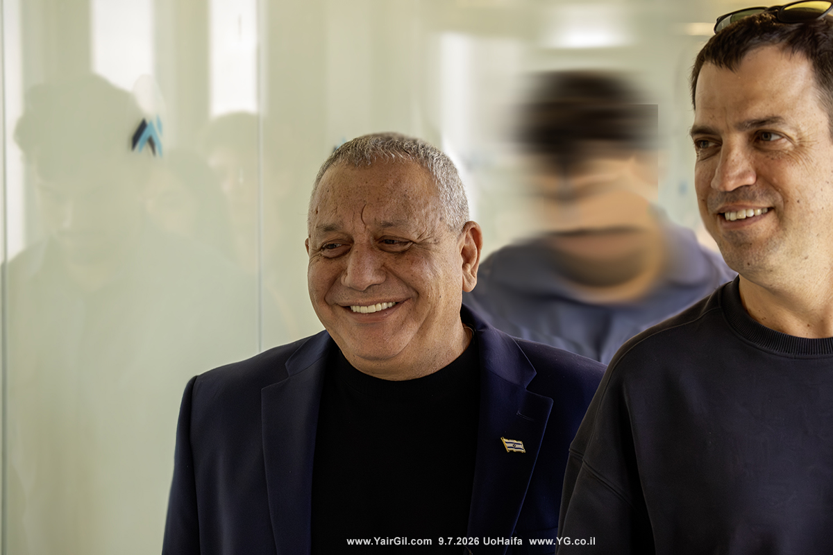 הרמטכ׳׳ל לשעבר גדי איזנקוט, יו׳׳ר מפלגת ישר (משמאל) עם שאול מרידור לאחר כנס "הזדמנות של פעם בגליל" של בית הספר למדעי המדינה שהתקיים בקומה ה-30 במגדל אשכול באוניברסיטת חיפה.      [או אה מיזה בא?]