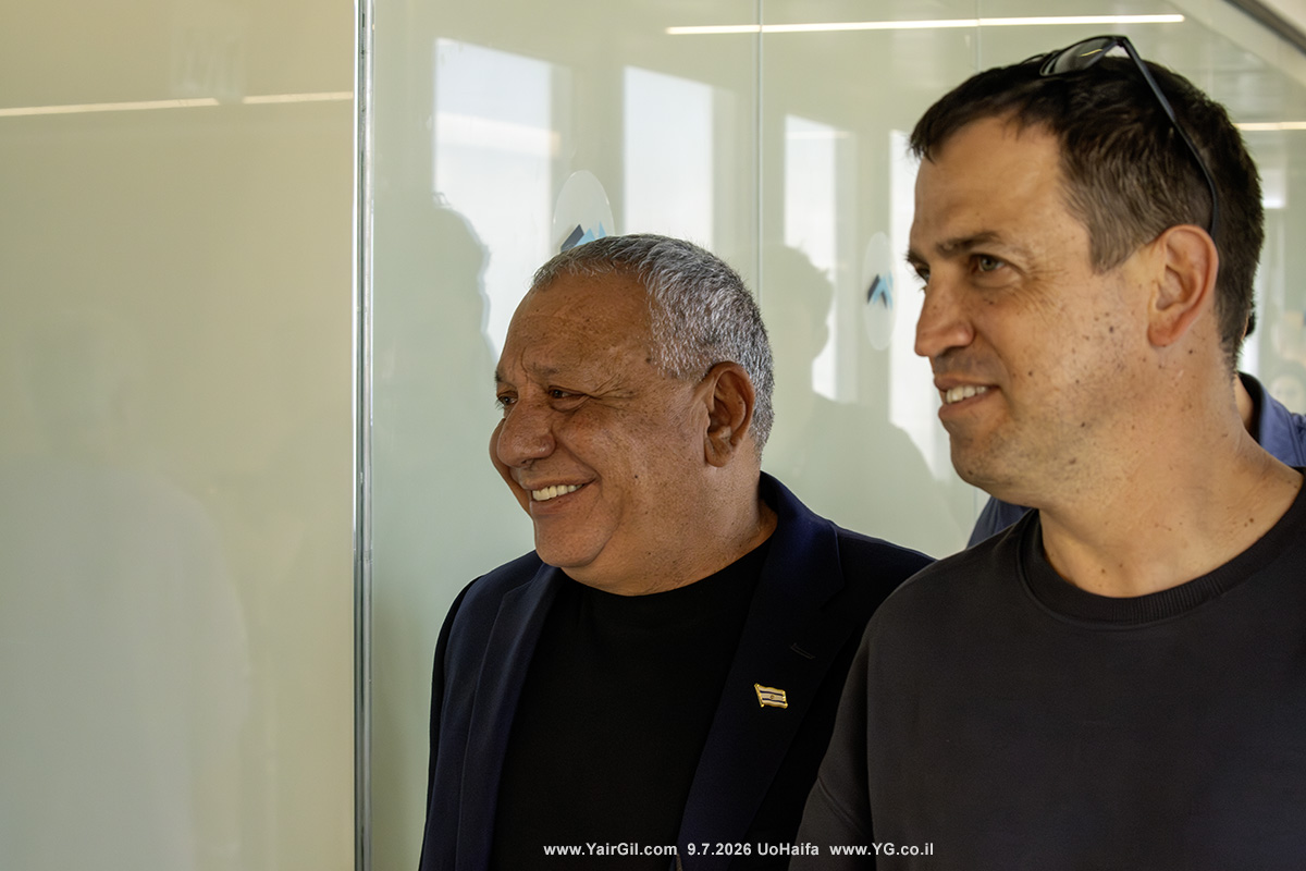 הרמטכ׳׳ל לשעבר גדי איזנקוט, יו׳׳ר מפלגת ישר (משמאל) עם שאול מרידור לאחר כנס "הזדמנות של פעם בגליל" של בית הספר למדעי המדינה שהתקיים בקומה ה-30 במגדל אשכול באוניברסיטת חיפה.      [או אה מיזה בא?]