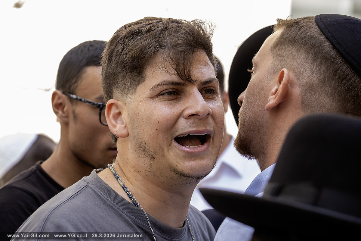 אסף גוטהלף במחאה נגד פתיחת 'קפה בסימטה' בשבת הביאה בעצמה מחאת נגד - 29.8.2026