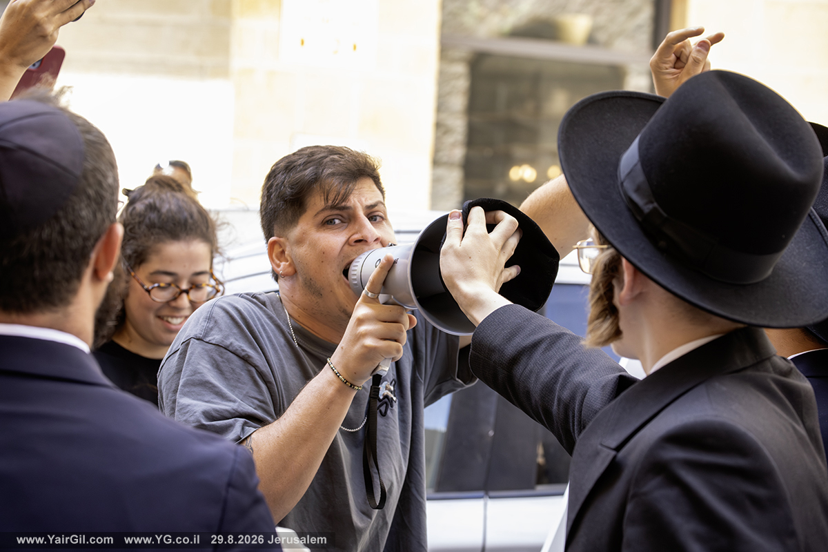 המחאה נגד פתיחת 'קפה בסימטה' בשבת הביאה בעצמה מחאת נגד - 29.8.2026 ירושלים -- אסף גוטהלף עם המגפון מול מתנגדי הקפה בשבת