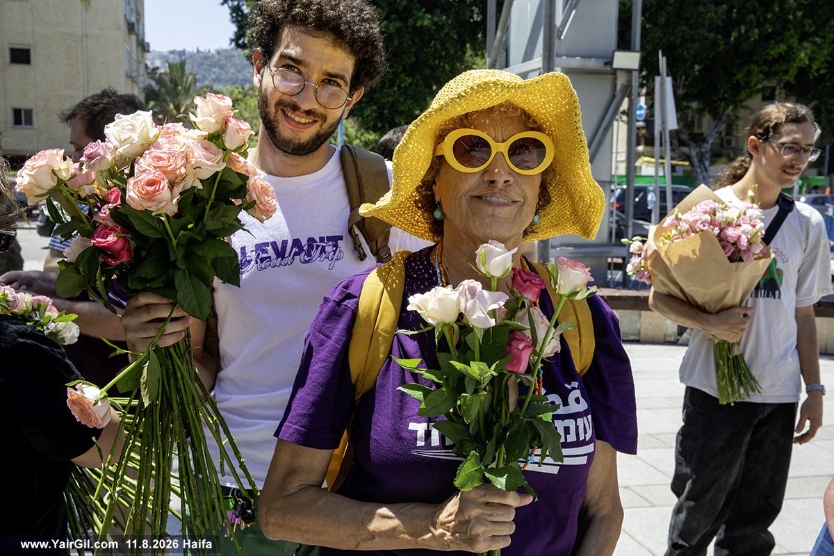 ביום א 9.8.2026 פורסמו מספר תגובות גזעניות כלפי אנשי ונשות הצוות הרפואי ברמב״ם, בשל היותם ערבים. הדיון הגזעני הזה המשיך גם למחרת. לכן, היום, שלישי 11.8.2026 בצהריים הגיעו פעילים עם פרחים לכניסה לבית החולים וחלקו אותם לצוותים הרפואיים.