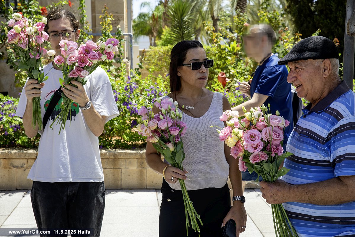 קמפיין הפרחים לתמיכה בצוותים הרפואיים הערבים ברמב״ם, שעומדים מול מתקפה גזענית והשמצות למרות שהם מטפלים בכולנו במסירות