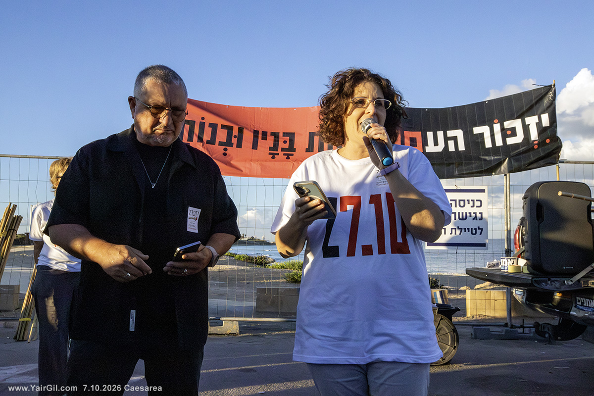 בתמונה הטקס הקצר עם אילה מצגר הכלה של יורם מצגר ז"ל, ודני אלגרט אח של איציק אלגרט ז"ל.
