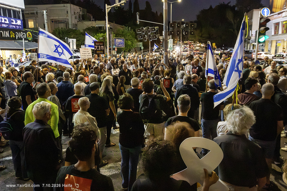 התכנסות בכיכר ספר, חיפה, לציון שלוש שנים לשבעה באוקטובר. באירוע של זיכרון וצער מהול בכעס על ראש הממשלה נתניהו, הביטו 500 הנוכחים אל הדרך הקשה שעברו מ-7/10, ושאבו כח ותקווה לעתיד. 7.10.2026