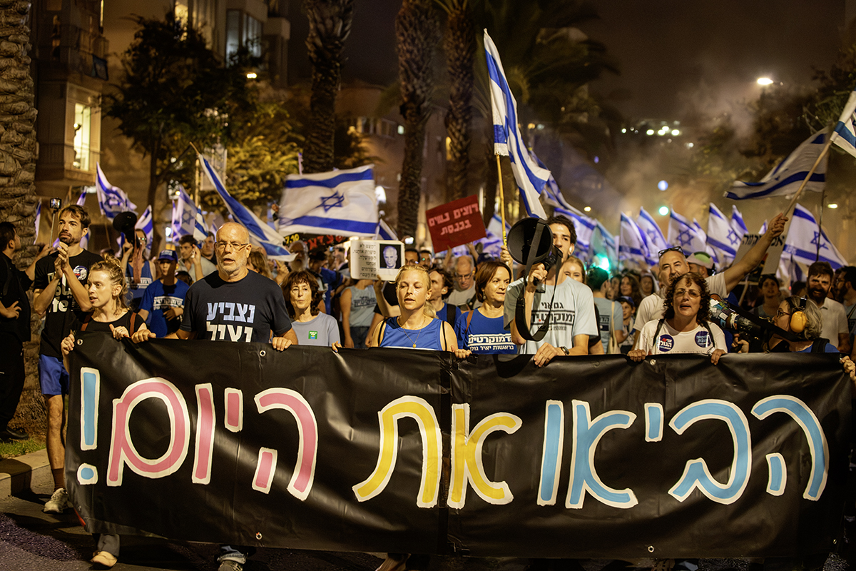 הביאו את היום - באנר בצעדת הדמוקרטים 3 ימים לפני בחירות 2026 מכיכר רבין בתל אביב דרך רחוב איבן גבירול לכיכר ההחטופים, מול מוזיאון תל אביב, 24.10.2026